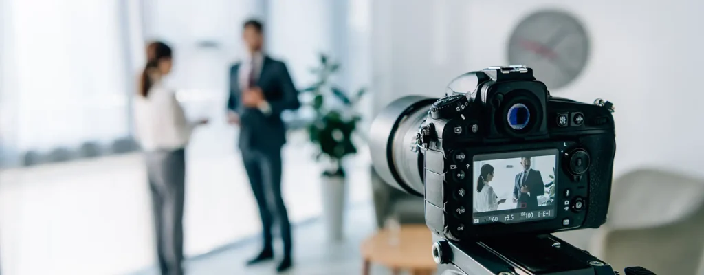 Mirrorless camera filming a employees in a corporate recruitment video.
